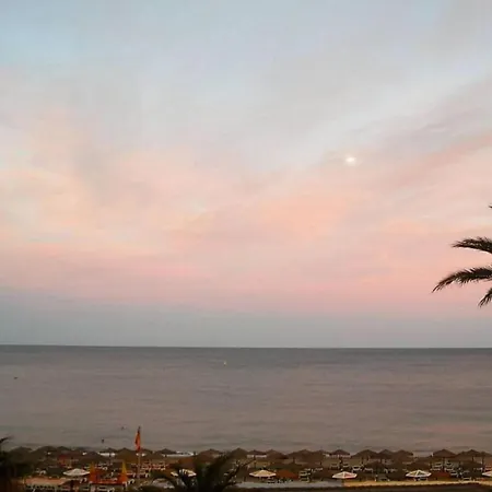 In Malaga Near Bajondillo 托雷莫利诺斯